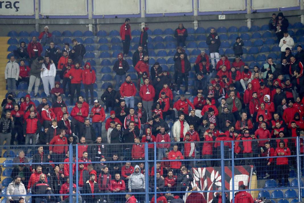 Fenerbahçe Fatih Karagümrük maçından çok özel fotoğraflar: Geri dönüş coşkusu tribünlere böyle yansıdı 17